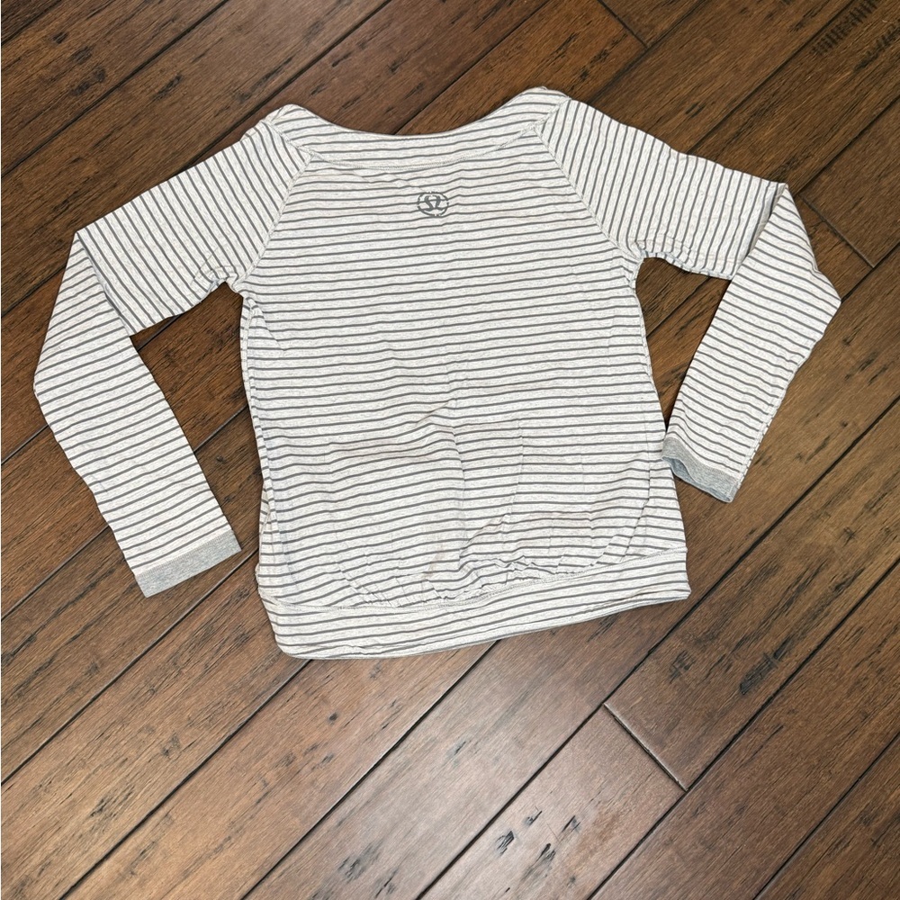 Lululemon Rundown Long Sleeve Reversible Striped/Gray Long Sleeve Top/Sweater - Picture 2 of 9